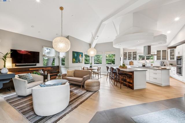 2005 TUNNEL RD, Oakland CA: https://media.crmls.org/mediaz/4ca80c95-68f0-4f64-873d-22527ee9d0a4.jpg