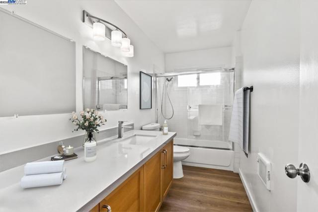 321 Warwick Ave, Oakland CA: https://media.crmls.org/mediaz/4ca879db-72e0-439a-bc5f-a9bcc307c9d3.jpg