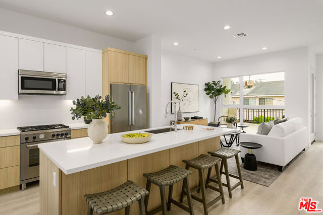 1248 Lodi Place, Los Angeles CA: https://media.crmls.org/mediaz/4cab2d10-a8f7-46a0-8a52-c20a4752bec3.jpg