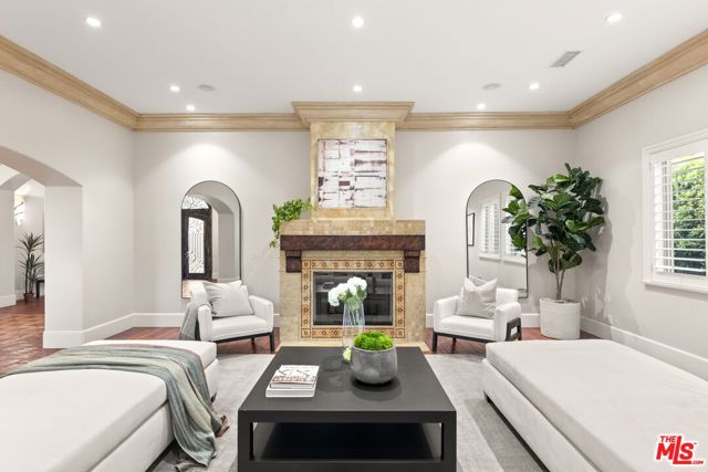 13845 Magnolia Boulevard, Sherman Oaks CA: https://media.crmls.org/mediaz/4cab7e0d-564f-451d-b09e-877c5a4b5734.jpg