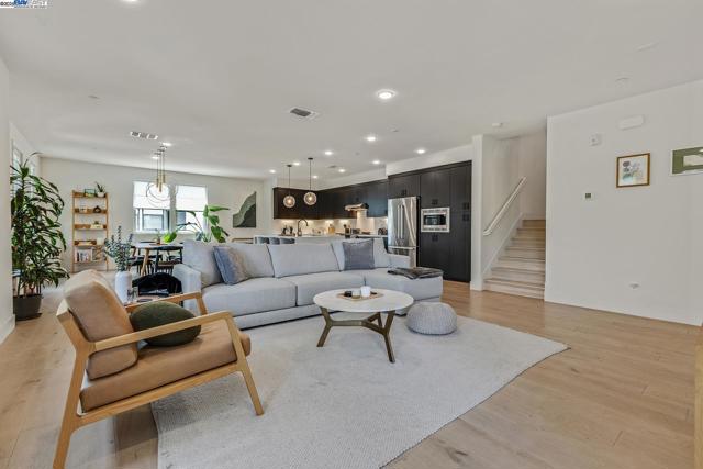 2683 5Th St, Alameda CA: https://media.crmls.org/mediaz/4cac576c-55bf-49b6-8a95-ee74c42decb4.jpg