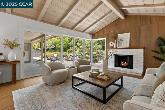 1 Aspinwall Ct, Orinda CA: https://media.crmls.org/mediaz/4cad9319-a767-498f-9c81-1f00f00d6123.jpg