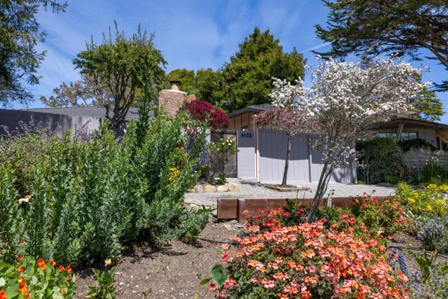 3483 Ocean Avenue, Carmel CA: https://media.crmls.org/mediaz/4cae03de-ba3f-4222-8bfd-b414d02bc439.jpg