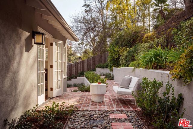 5657 Valley Oak Drive, Los Angeles CA: https://media.crmls.org/mediaz/4cae3bc5-b2b2-4c13-b075-e88e8f1be164.jpg