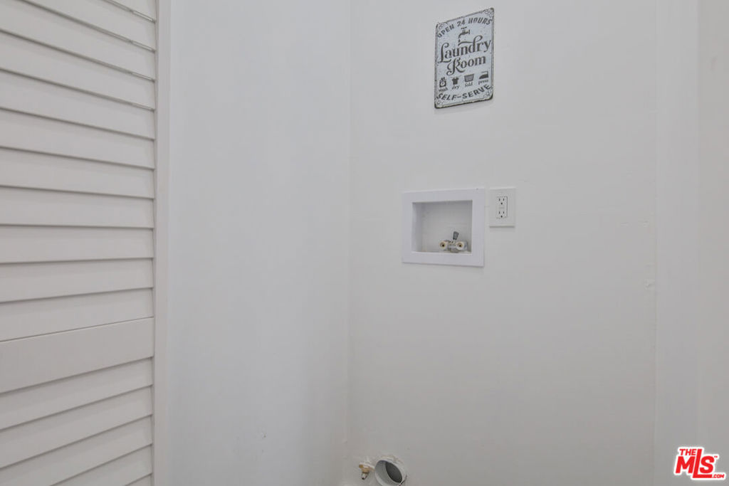 https://media.crmls.org/mediaz/4cae47d7-7699-4e00-ad8e-f65fff96c55e.jpg?preset=X-Large