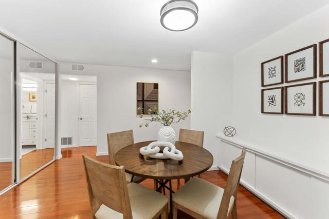 1101 Continentals Way, Belmont CA: https://media.crmls.org/mediaz/4cae8618-3a00-4805-b447-94f4e2747ac6.jpg
