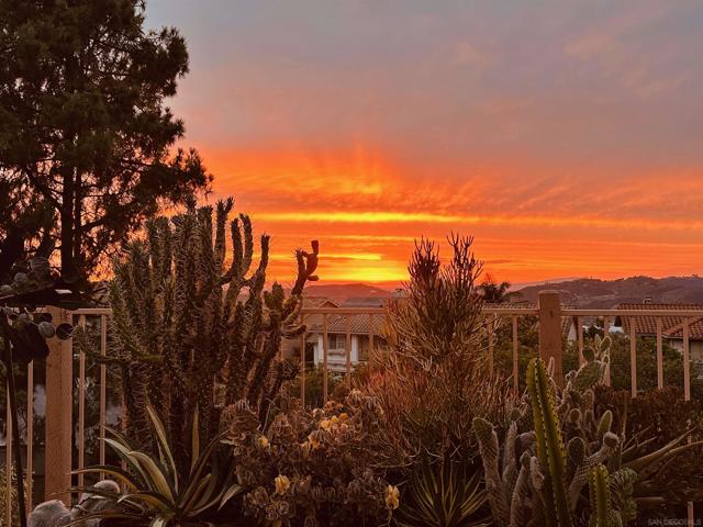 2352 Rock Crest Gln, Escondido CA: https://media.crmls.org/mediaz/4caf1b2e-41be-4e1e-94c1-a791eb5c6752.jpg