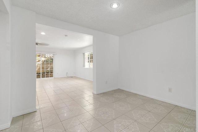 2412 Heatherwood Court, Escondido CA: https://media.crmls.org/mediaz/4caf5059-6d2a-4909-bac0-84413993287d.jpg