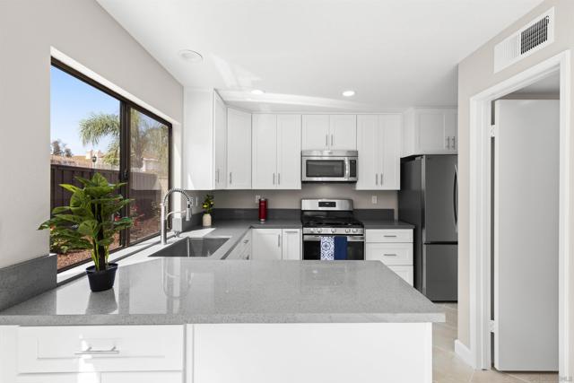 10785 Chinon Circle, San Diego CA: https://media.crmls.org/mediaz/4cb0b3e8-def2-4ffb-8209-0d8fc0447f9e.jpg