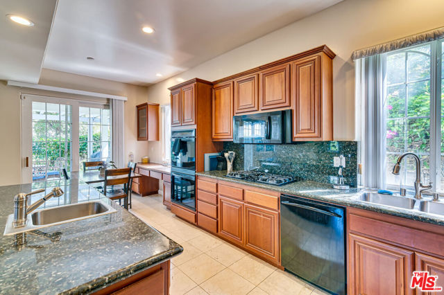 1008 Harbor Crossing Lane, Marina del Rey CA: https://media.crmls.org/mediaz/4cb127eb-ff57-4829-89f9-401f1ce3f0c6.jpg