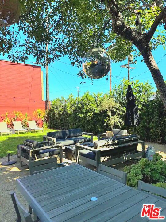 1319 12th Avenue, Los Angeles CA: https://media.crmls.org/mediaz/4cb17ee6-250f-40d2-96d7-a307f4241623.jpg