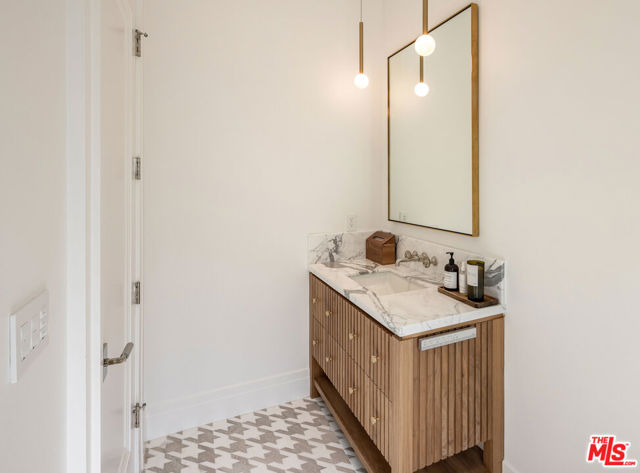 11753 Wetherby Lane, Los Angeles CA: https://media.crmls.org/mediaz/4cb1a717-51ae-4f1a-bdac-56faf36c23df.jpg