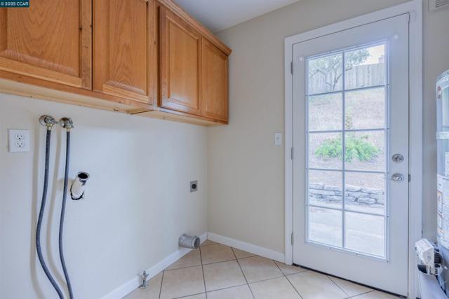 320 Miranda Ln, Alamo CA: https://media.crmls.org/mediaz/4cb2b5bb-61ef-4b35-af5a-1f9598c09736.jpg