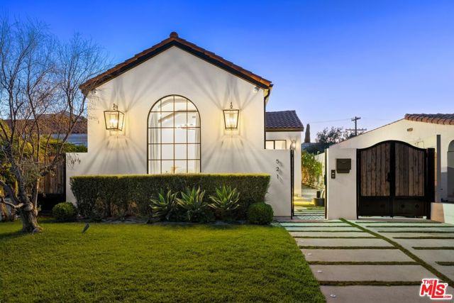 521 N Formosa Avenue, Los Angeles CA: https://media.crmls.org/mediaz/4cb3bf85-4ed7-4856-b760-85210e516256.jpg