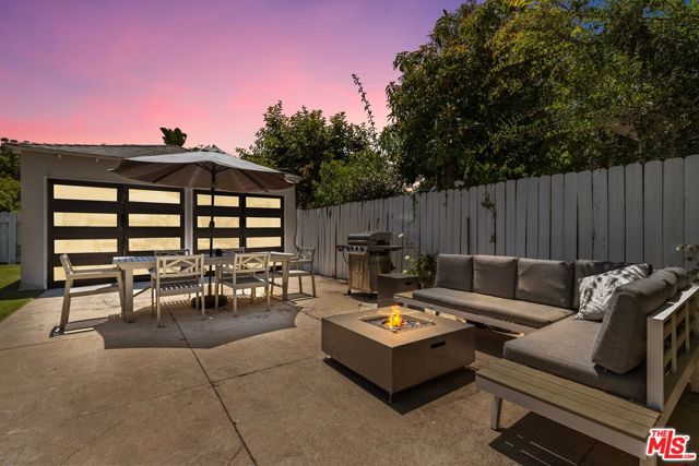 6526 San Vicente Boulevard, Los Angeles CA: https://media.crmls.org/mediaz/4cb44435-46ef-4f55-8160-a97e12e55f59.jpg