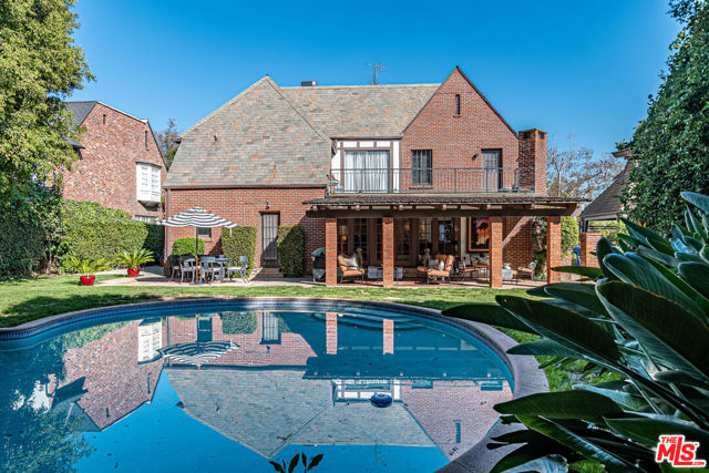 165 N Las Palmas Avenue, Los Angeles CA: https://media.crmls.org/mediaz/4cb4e869-fec3-4e0d-be74-98a372f0f642.jpg