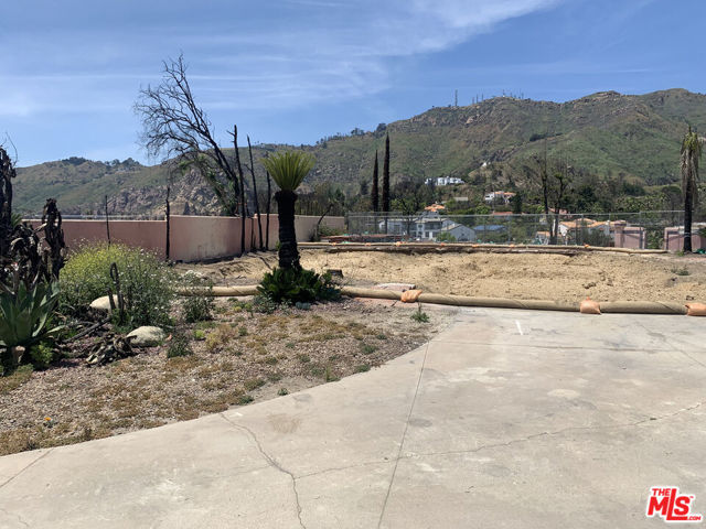 23309 W Paloma Blanca Drive, Malibu CA: https://media.crmls.org/mediaz/4cb52084-f412-4467-9d73-e55eb2d1d364.jpg