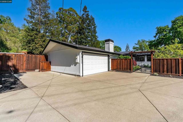 2424 San Miguel Dr, Walnut Creek CA: https://media.crmls.org/mediaz/4cb6ae88-77cb-4a5a-bcb7-b3b25e76c317.jpg