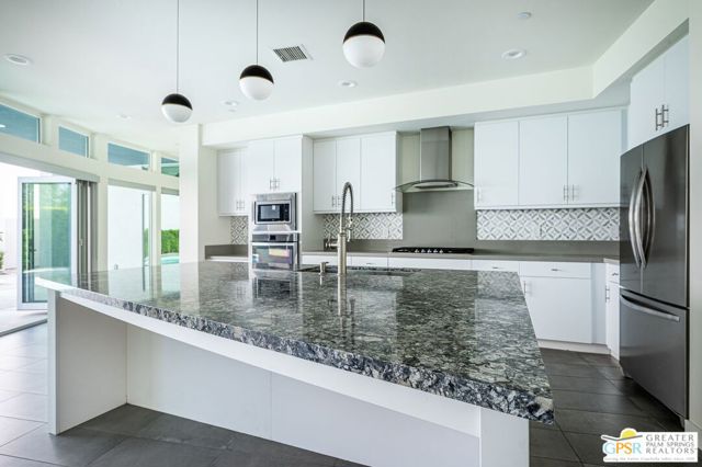 1007 Ziel Drive, Palm Springs CA: https://media.crmls.org/mediaz/4cb7034c-1055-4fd5-8116-46bce9571c0f.jpg