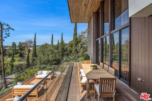 1005 Elden Way, Beverly Hills CA: https://media.crmls.org/mediaz/4cb7cbf8-adea-4a37-83f0-18978cccb2e7.jpg