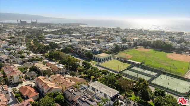 625 9th Street, Hermosa Beach, California 90254, 3 Bedrooms Bedrooms, ,2 BathroomsBathrooms,Residential,Sold,9th,25523845