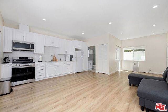 326 N Beachwood Drive, Los Angeles CA: https://media.crmls.org/mediaz/4cb9067b-0254-4452-9e17-10eb98b7c7b5.jpg
