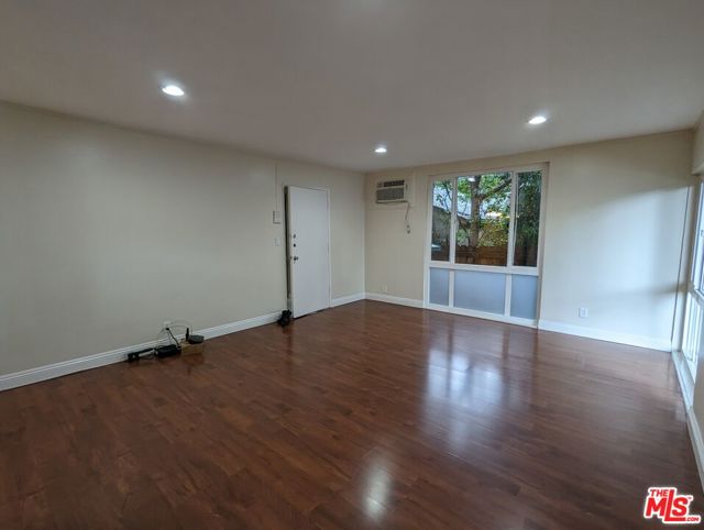 633 N Sweetzer Avenue, West Hollywood CA: https://media.crmls.org/mediaz/4cb95452-2525-4f48-b2c0-5dcb984abb63.jpg