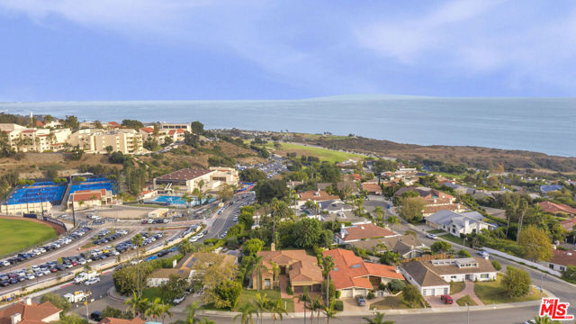 3516 Malibu Country Drive, Malibu CA: https://media.crmls.org/mediaz/4cb9c6e8-46d4-4bfe-9e65-e5f69e524995.jpg