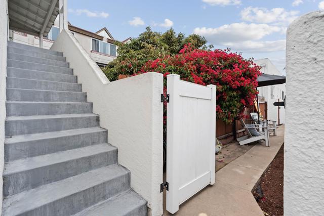 251 Orange Avenue, Coronado CA: https://media.crmls.org/mediaz/4cb9e627-7a0e-44b4-9440-64cbb926cc35.jpg