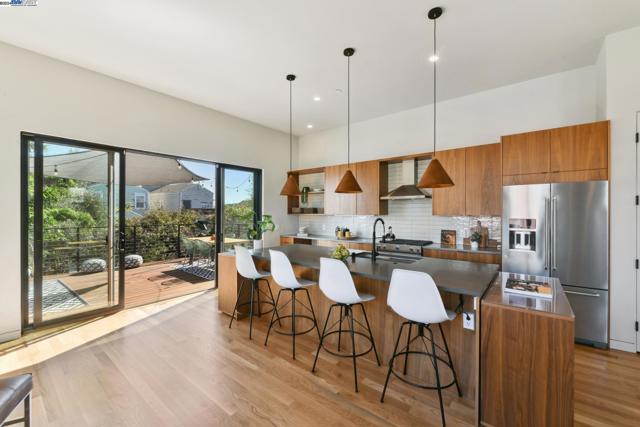 Image 17 of 51 For 730 Henry Street