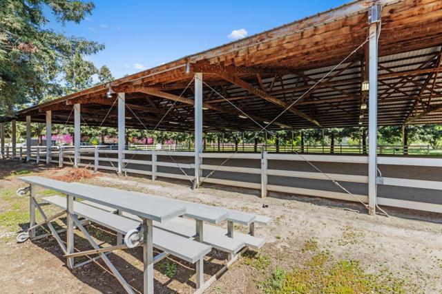 5000 Peach Blossom Lane, Oakdale CA: https://media.crmls.org/mediaz/4cba85f0-f5cd-4ec6-9f15-5073d05f332c.jpg