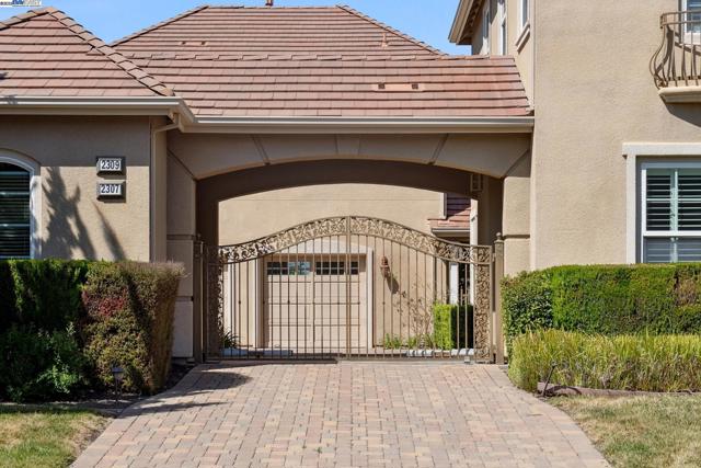 2307 Vineyard Heights Ln, Pleasanton CA: https://media.crmls.org/mediaz/4cbafb33-81bc-4637-87f5-39806c45c4da.jpg