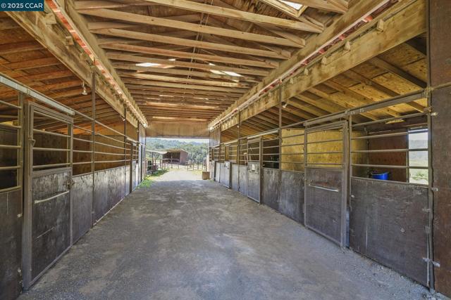 2251 Rancho Del Lago Rd, Martinez CA: https://media.crmls.org/mediaz/4cbb6345-3758-4720-b8d3-b2483f3d573e.jpg
