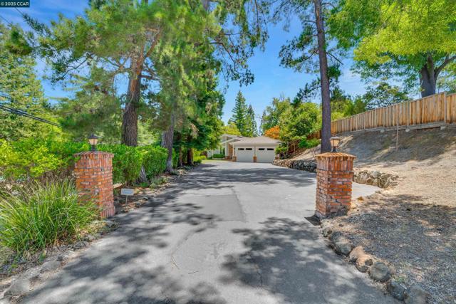 2345 San Miguel Dr, Walnut Creek CA: https://media.crmls.org/mediaz/4cbb67e6-b4d7-4ae3-b6c5-2d8a2faab0ca.jpg