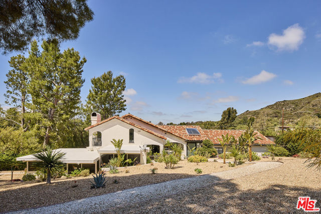 2266 Cold Canyon Road, Calabasas CA: https://media.crmls.org/mediaz/4cbbb280-6f15-418a-a073-adc560c79ab4.jpg