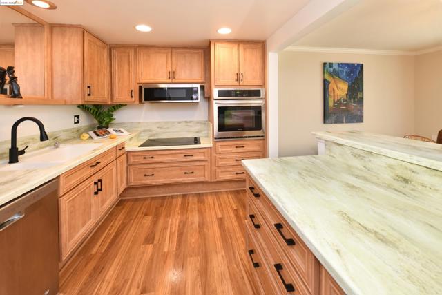 1910 Skycrest Dr, Walnut Creek CA: https://media.crmls.org/mediaz/4cbc557d-5aa9-4a9b-aaaf-21d452fdeea3.jpg