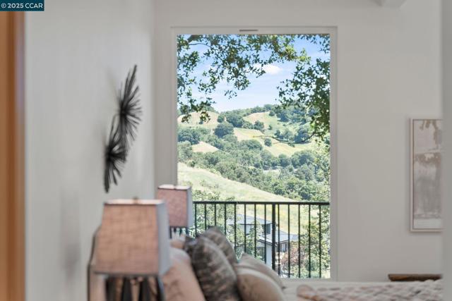 233 Melody Ln, Orinda CA: https://media.crmls.org/mediaz/4cbd6339-fb94-40a4-94cb-5d1b7caf2a5e.jpg