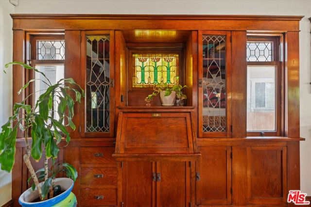 1654 5th Avenue, Los Angeles CA: https://media.crmls.org/mediaz/4cbd63cb-b717-414a-a6c2-297c4eab8319.jpg
