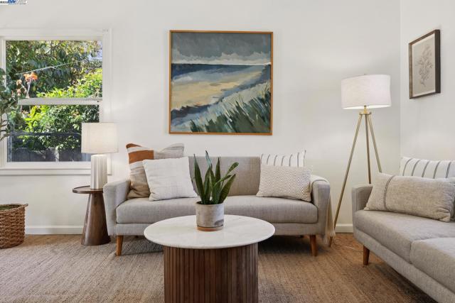 108 Cypress St, Alameda CA: https://media.crmls.org/mediaz/4cbd7b02-04a1-4b45-b798-028aa5befab1.jpg