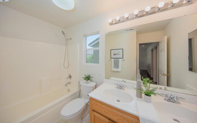 555 Centre Court Dr, Tracy CA: https://media.crmls.org/mediaz/4cbdf47e-ba98-4f9b-ac5a-4a96e3718d29.jpg