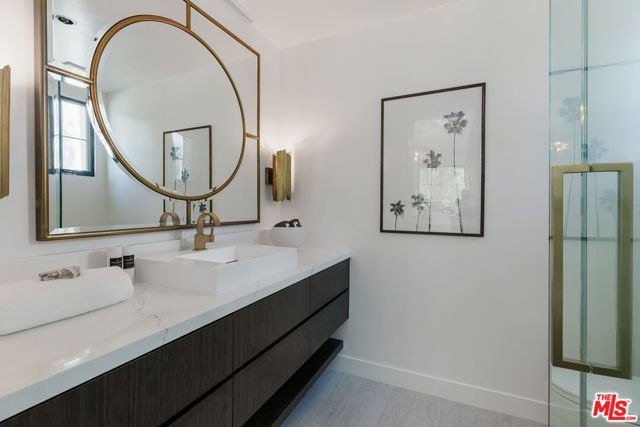 5192 Parkway Calabasas, Calabasas CA: https://media.crmls.org/mediaz/4cbe5101-ec32-4930-b009-9a4d2356ac34.jpg