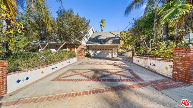 16645 Calneva Drive, Encino CA: https://media.crmls.org/mediaz/4cbed871-8cd8-44b7-8930-ab1009e106dd.jpg
