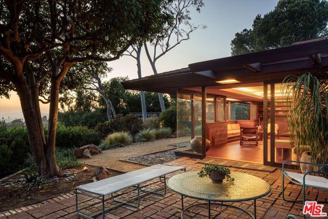 4260 Sea View Lane, Los Angeles CA: https://media.crmls.org/mediaz/4cc03183-45d1-47e4-97d1-8286243ac5f7.jpg