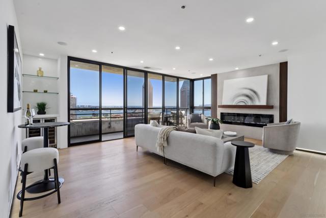 700 Front St, San Diego CA: https://media.crmls.org/mediaz/4cc08b77-4f1c-4d43-8956-00b6034e1560.jpg