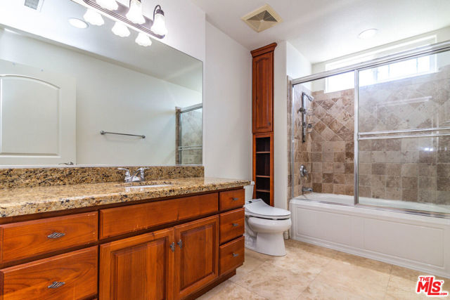 5132 Maplewood Avenue, Los Angeles CA: https://media.crmls.org/mediaz/4cc0a3e6-3062-4760-8d37-3f369071ff9d.jpg