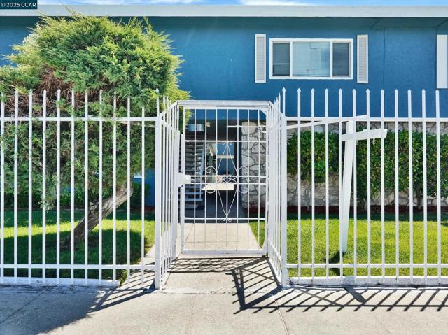 2518 Manchester Ave, San Pablo CA: https://media.crmls.org/mediaz/4cc0cb24-2384-4a2c-9924-4e7bee8717bd.jpg