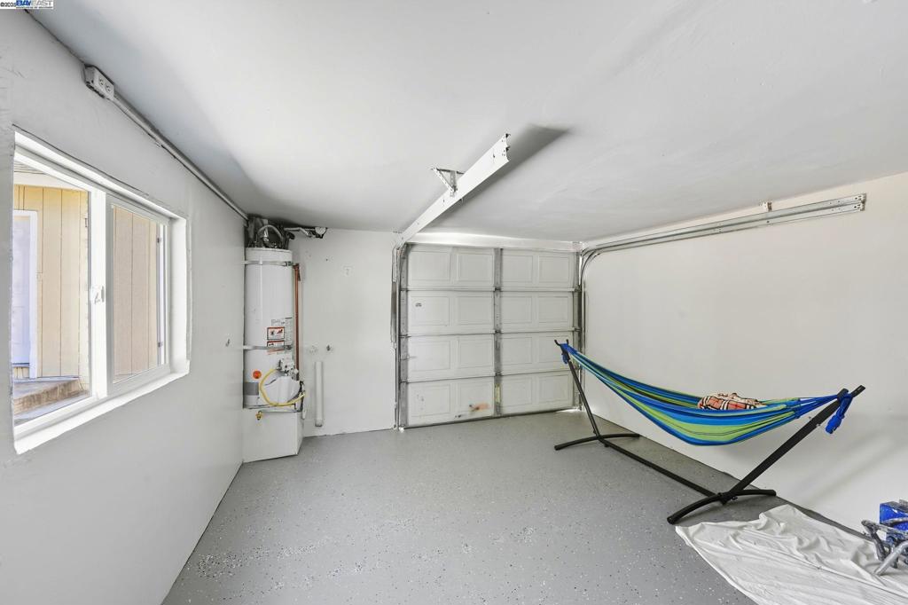 https://media.crmls.org/mediaz/4cc10b8e-4939-4c10-95df-0d35772fba35.jpg?preset=X-Large