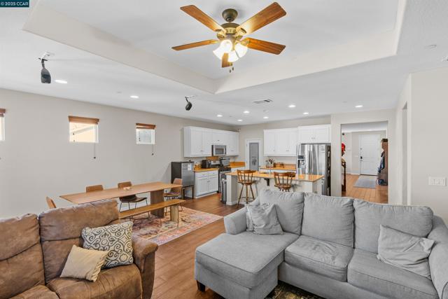 3826 Danbury Way, Fairfield CA: https://media.crmls.org/mediaz/4cc15121-6243-40b9-a911-bac18ea6b350.jpg