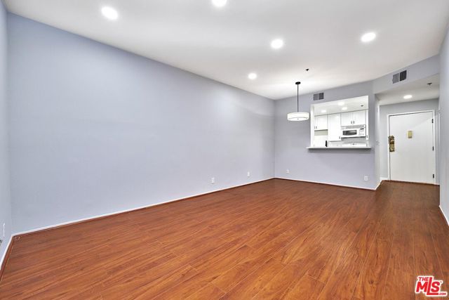 525 S Berendo Street, Los Angeles CA: https://media.crmls.org/mediaz/4cc1d665-704b-445a-bf34-dc6b8be0b144.jpg