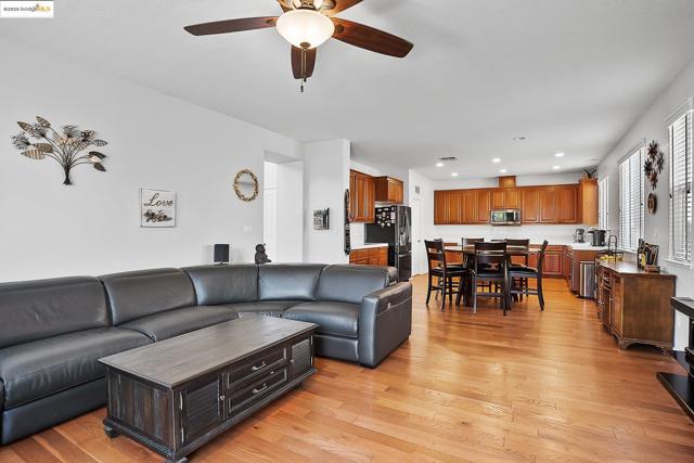 115 Tennyson Ct, Discovery Bay CA: https://media.crmls.org/mediaz/4cc2a8f9-688e-41b2-ade8-ad7350f165c2.jpg